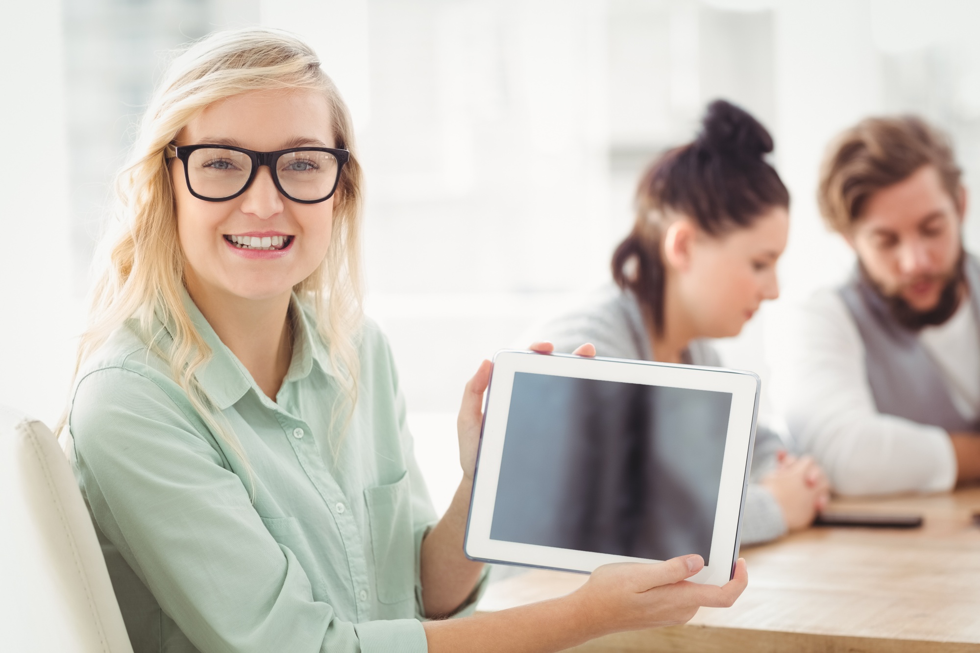 Coach zeigt Sparplan auf Tablet